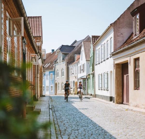 Fietsers rijden door Aabenraa Slotsgade in Sønderjylland in Zuid Jutland, Denemarken
